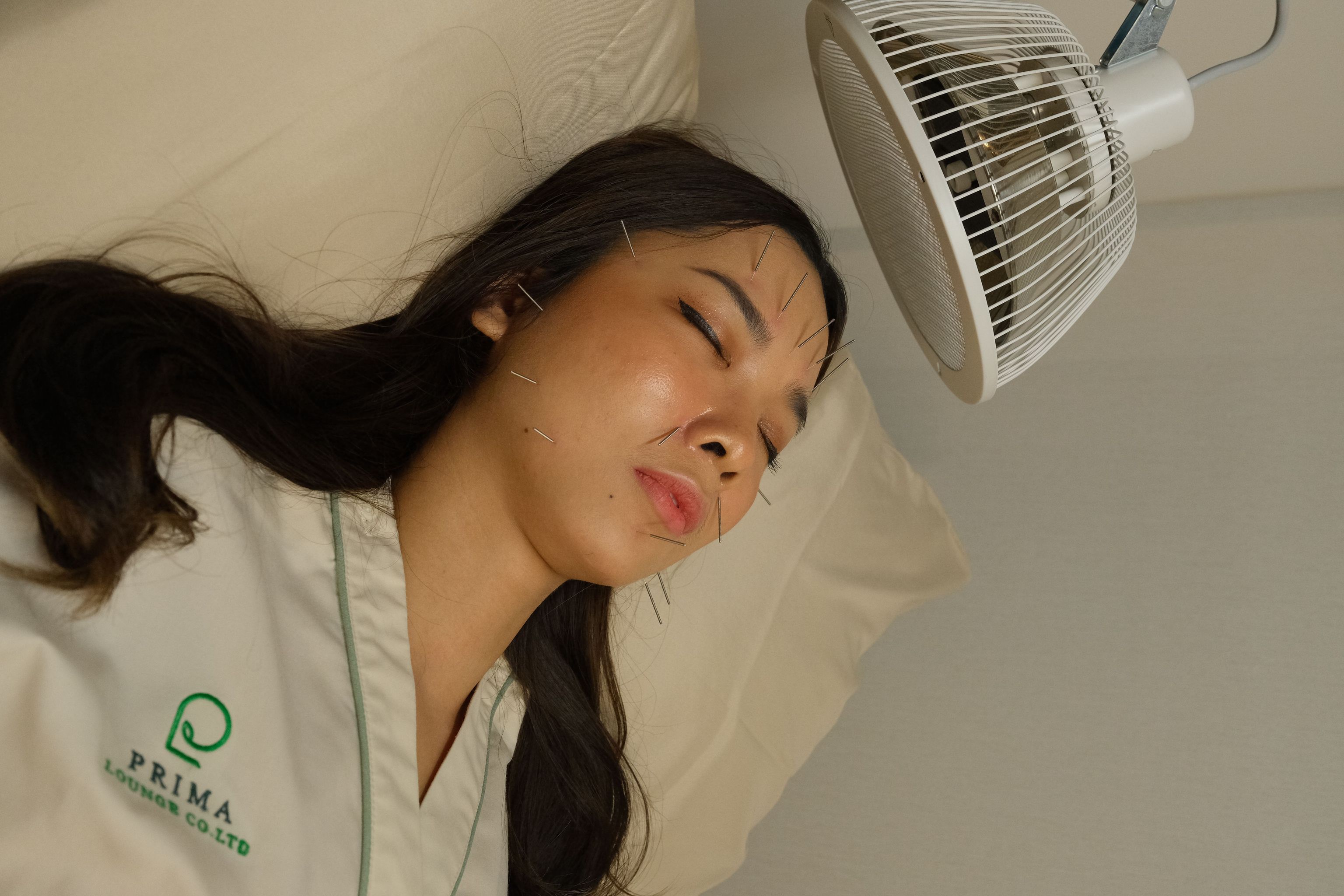 โคมอินฟราเรด (Infrared Therapy Lamp) เทคโนโลยีความร้อนอินฟราเรดที่ช่วยกระตุ้นการไหลเวียนเลือด คลายกล้ามเนื้อ และลดอาการตึงตัวของร่างกาย เหมาะสำหรับการบรรเทาอาการปวดเมื่อย และช่วยให้ร่างกายรู้สึกผ่อนคลายมากยิ่งขึ้น