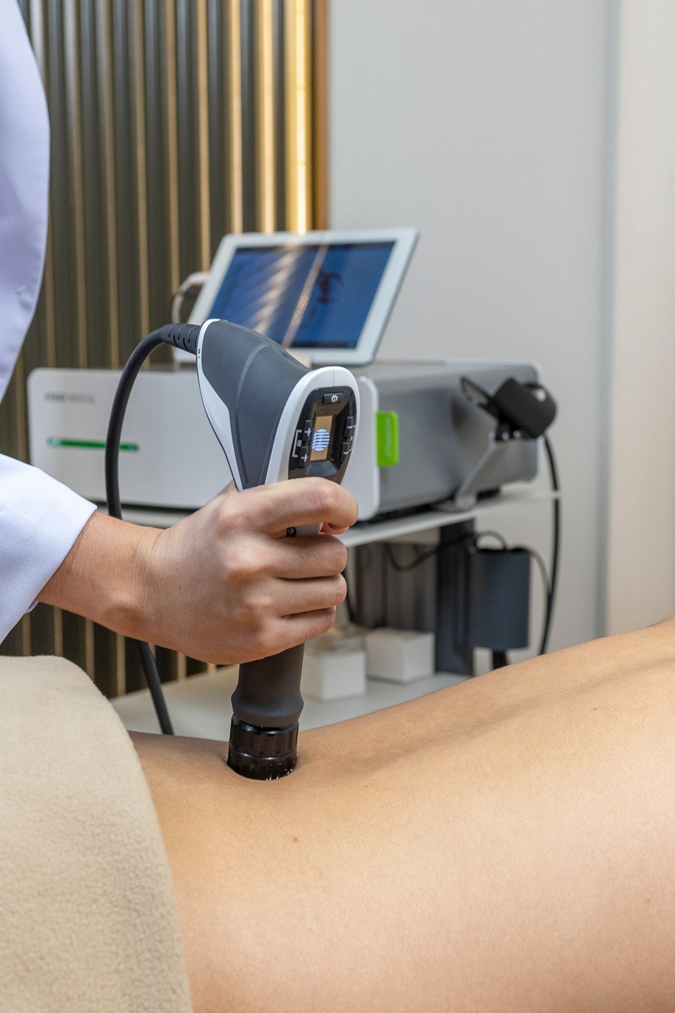 Radial Shockwave Therapy เทคโนโลยีคลื่นกระแทกที่ช่วยลดอาการปวด กระตุ้นการฟื้นฟูของกล้ามเนื้อ เอ็น และเนื้อเยื่อ เหมาะสำหรับอาการปวดเรื้อรัง รองช้ำ และอาการอักเสบจากการใช้งานร่างกาย
