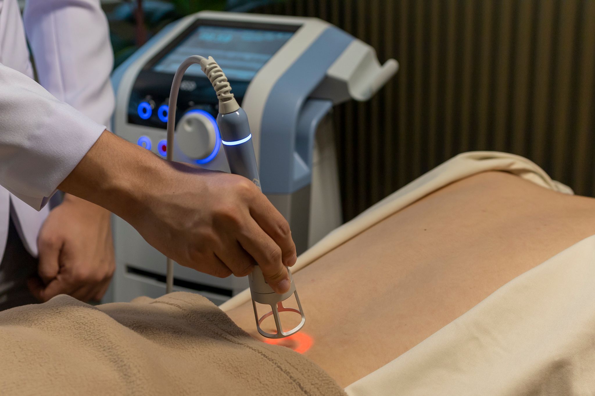 High Power Laser Therapy เทคโนโลยีเลเซอร์กำลังสูงที่ช่วยลดอาการปวด ลดการอักเสบ และกระตุ้นการฟื้นฟูของเนื้อเยื่อ ช่วยให้กล้ามเนื้อและข้อต่อฟื้นตัวได้ดีขึ้น พร้อมเพิ่มประสิทธิภาพในการรักษา