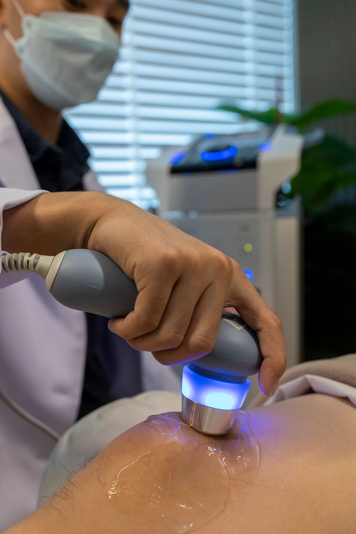 เทคโนโลยี Ultrasound Therapy ช่วยส่งพลังงานคลื่นเสียงลงสู่ชั้นกล้ามเนื้อและเนื้อเยื่อ เพื่อช่วยลดการอักเสบ ผ่อนคลายกล้ามเนื้อ และสนับสนุนการฟื้นฟูร่างกายอย่างมีประสิทธิภาพ