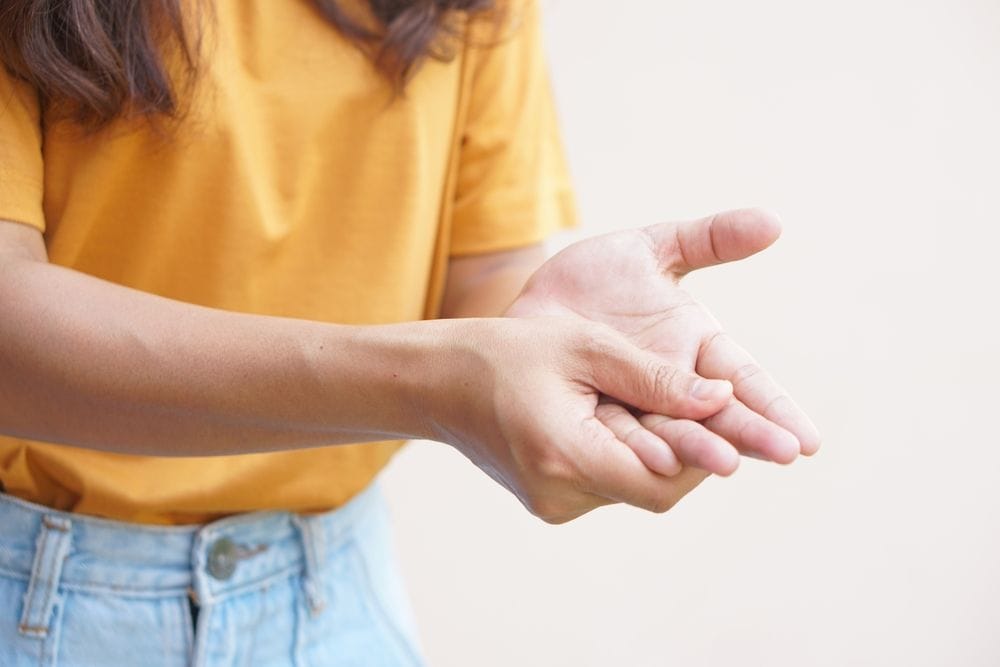 อาการมือชาเกิดจากอะไร